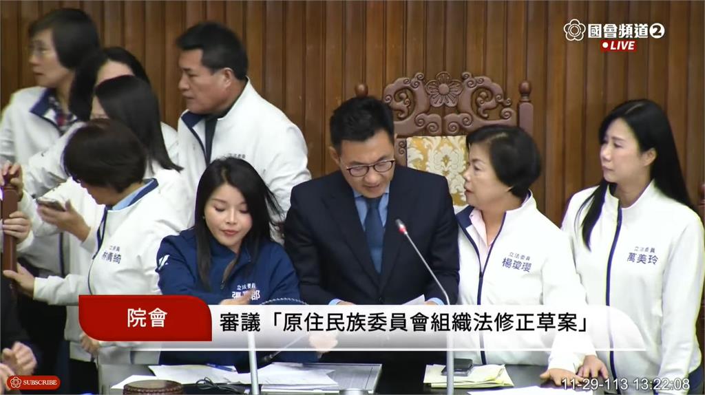 快新聞/藍突要求停止討論!陳瑩衝主席台抗議 徐巧芯、王鴻薇把人扯下台
