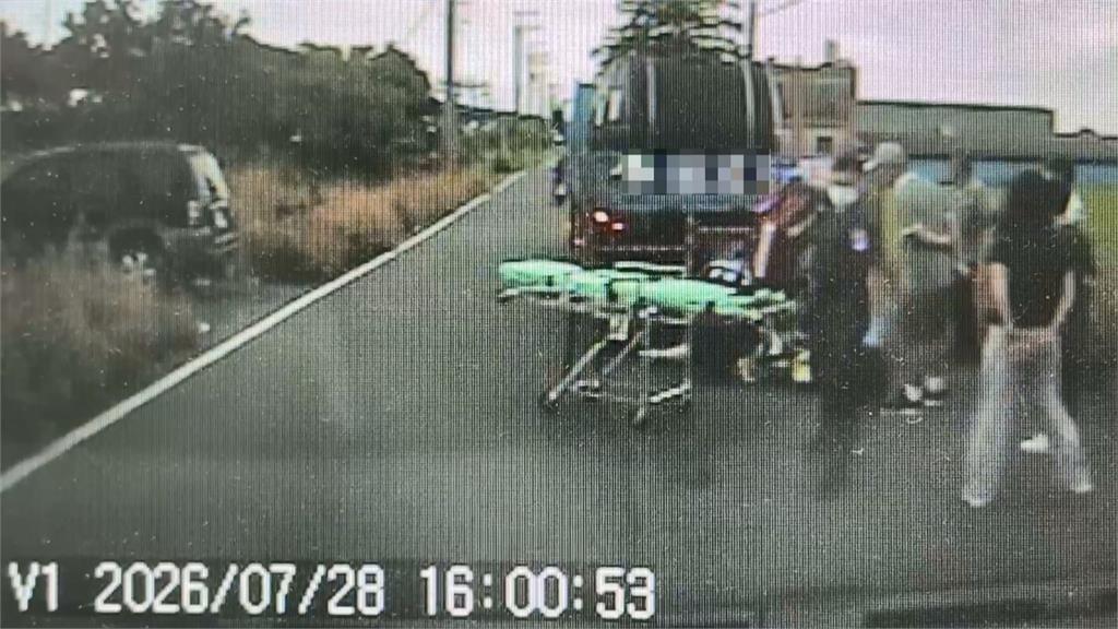 貨車駕駛倒車撞倒騎士　連人帶車拖行百米幸僅傷