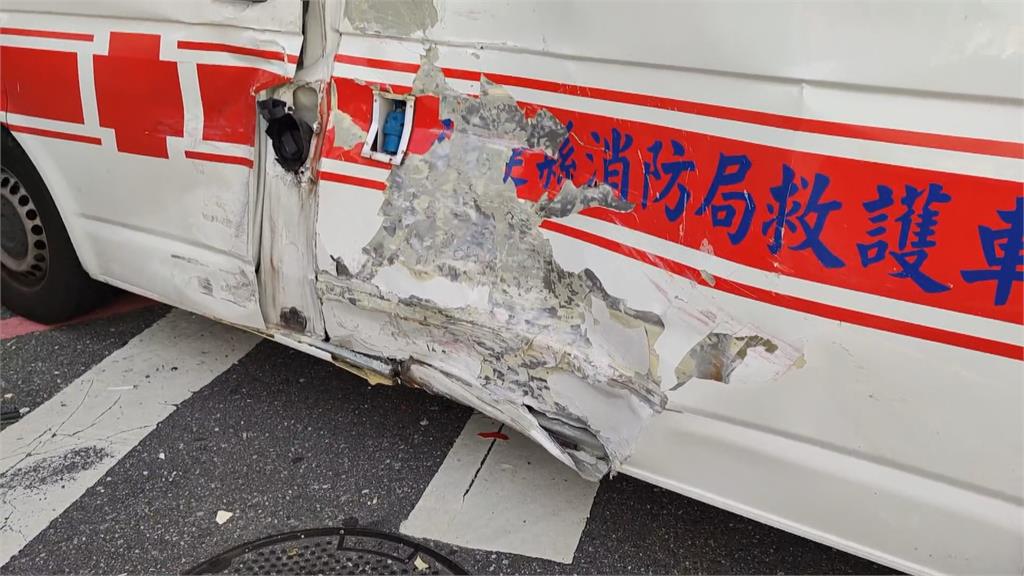 驚險！　直行公車衝撞鳴笛救護車　幸無人傷亡