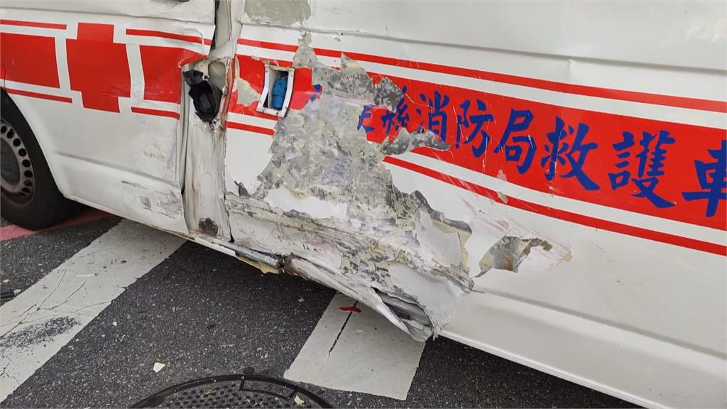 驚險! 直行公車衝撞鳴笛救護車 幸無人傷亡