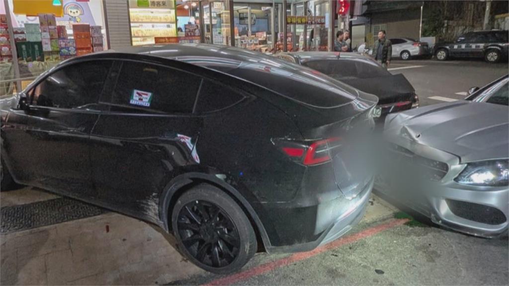 衰！　剛停路旁就遭追撞　彰化肇事女駕駛為「無照累犯」