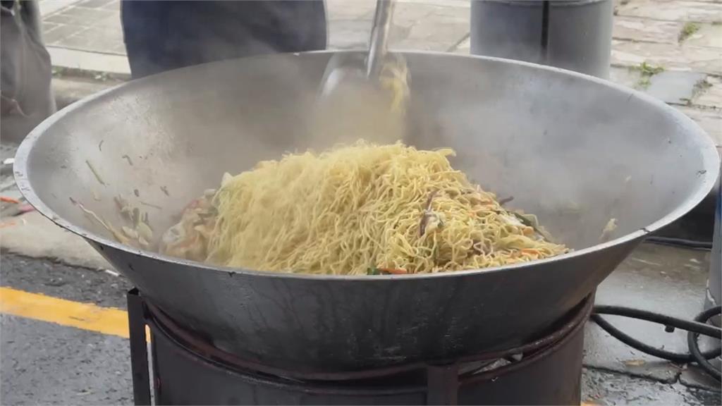 台中超慢跑補給浮誇澎湃! "龍蝦.龍膽石斑"跑者搶吃