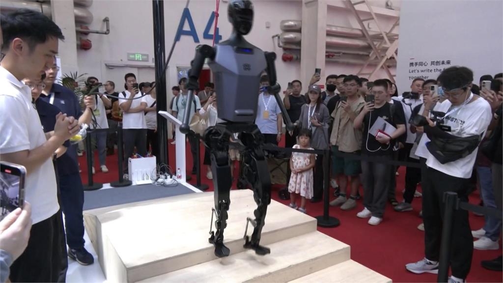 中國仿生機器人也造假! 「真人麻豆」假扮還被亂摸