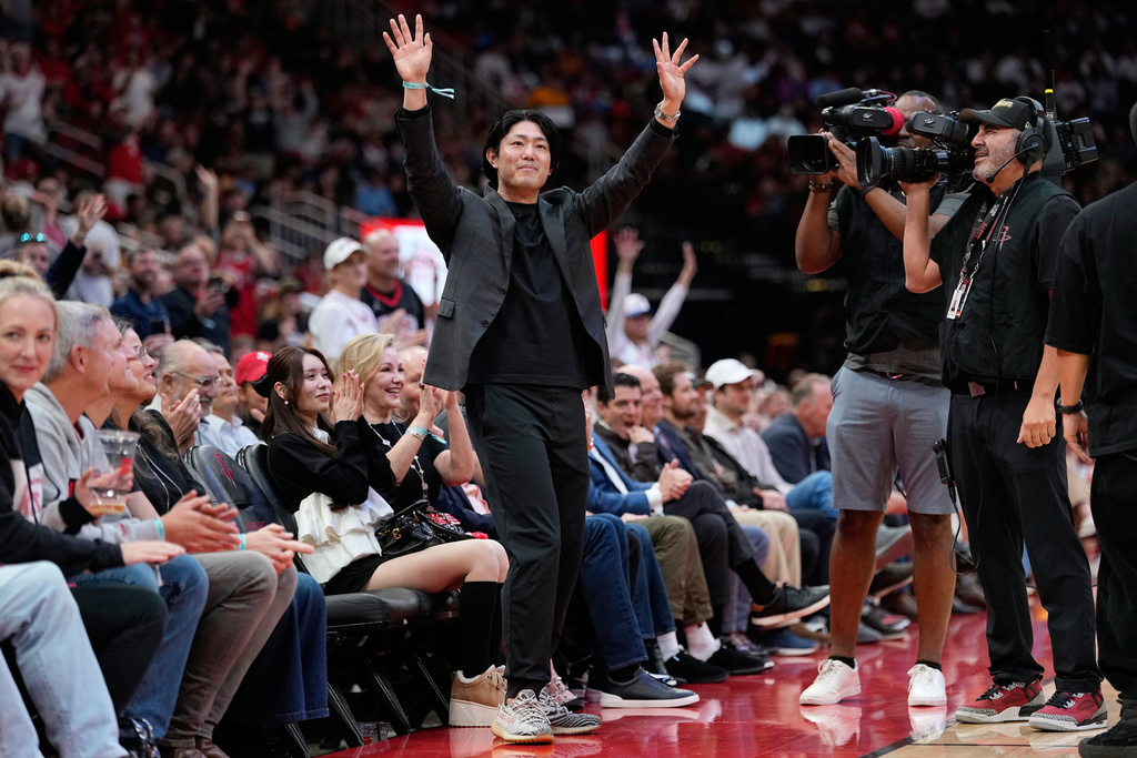 NBA(影)/今井達也看NBA火箭比賽!高舉「H-Town」手勢受到球迷熱烈歡迎