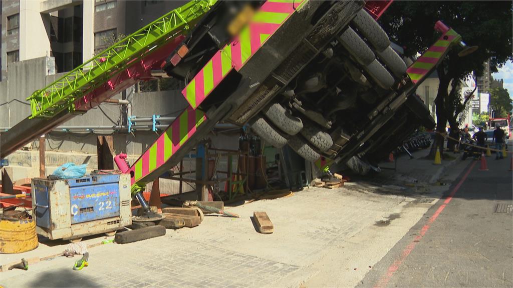 工地吊車作業疑似操作不慎　整車險翻覆工地驚險畫面曝