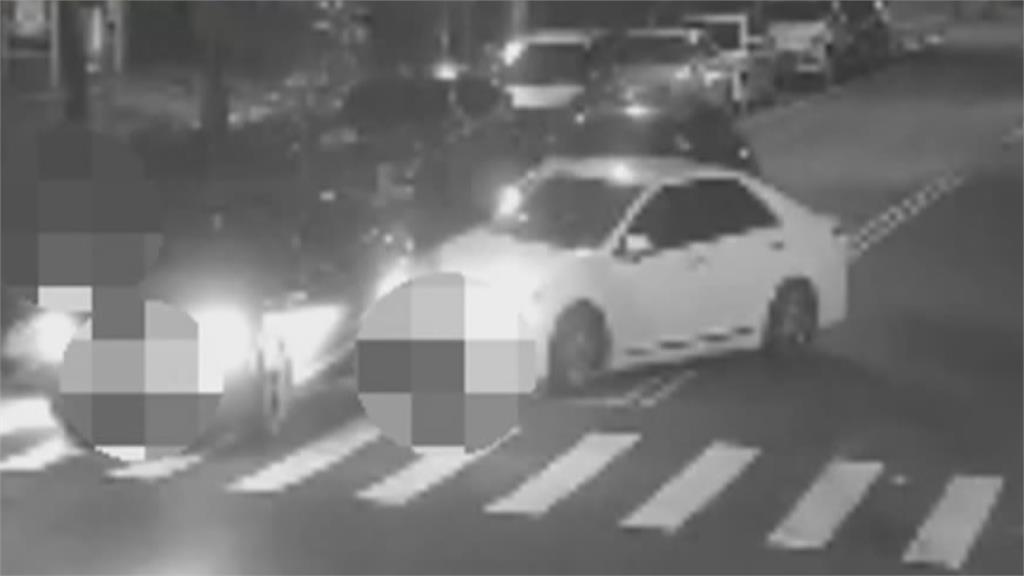 找錯對象砸錯車? 9人持棍攔車狠砸轎車波及女騎士