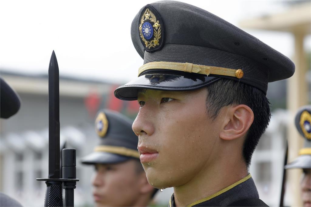 快新聞/校友斷臂仍投身閱兵行列 黃埔熱誠跨世代傳承
