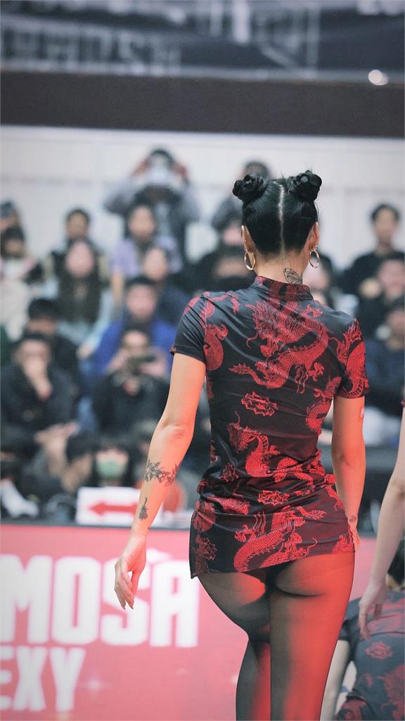 啦啦隊女神旗袍「炸股Look」畫面曝!網全讚天生模特 啦啦隊女神旗袍「炸股Look」畫面曝光!網讚「天生模特」:最後1張笑倒