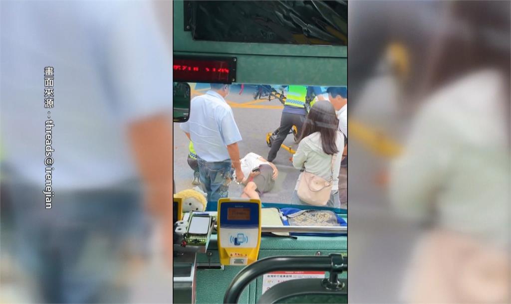恐怖！　機車鬼切遭公車追撞　騎士險遭捲入車底