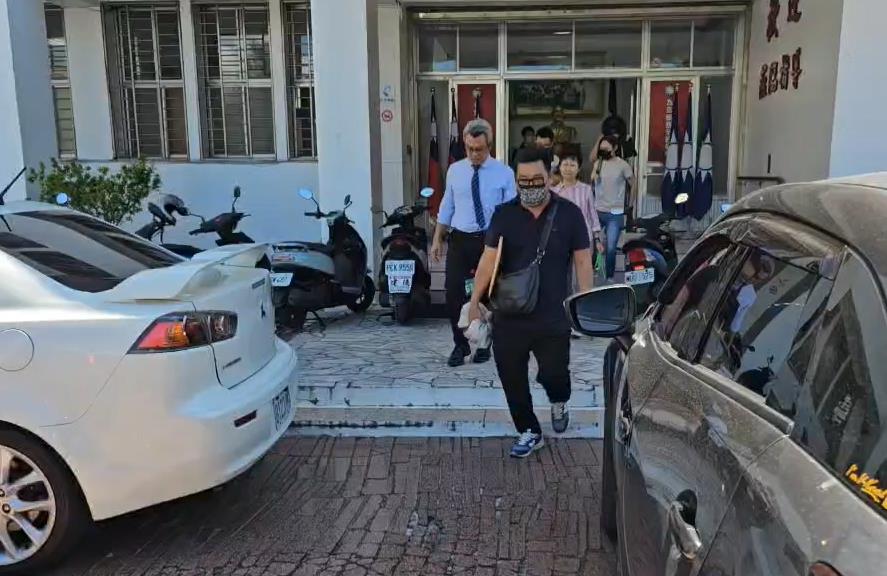 檢調突襲國民黨花蓮黨部 胡姓幹部涉伍麗華罷免案被帶走
