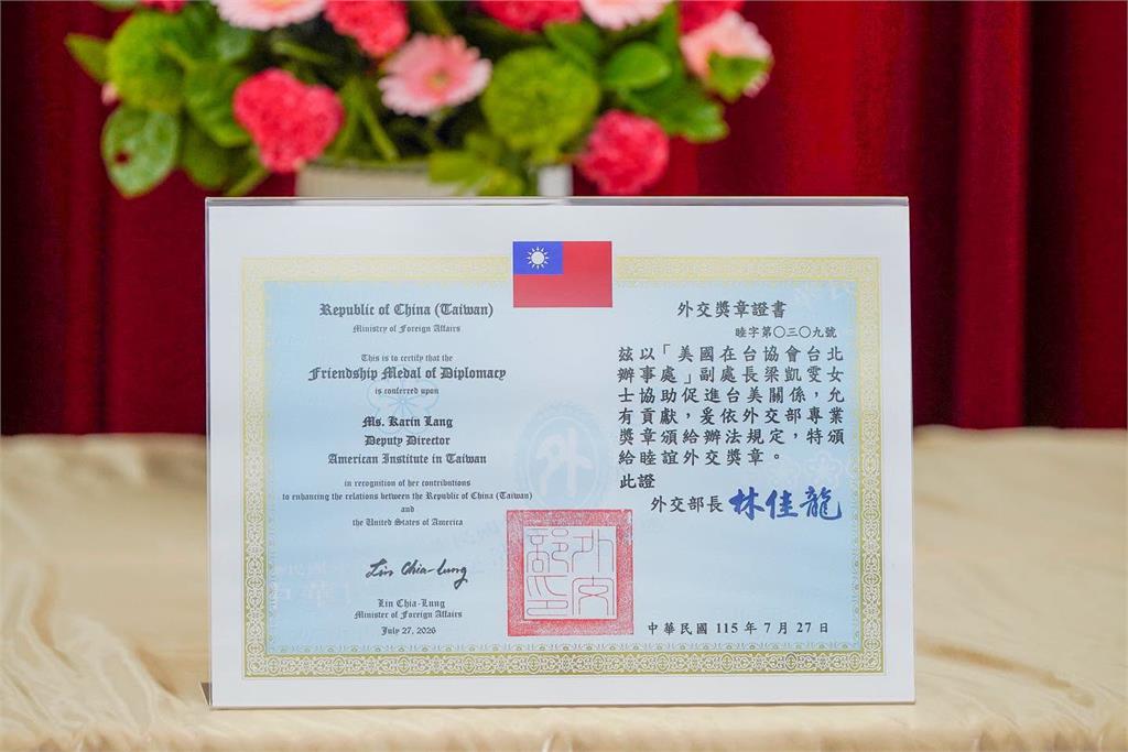 快新聞／台美關係重要推手！AIT副處長梁凱雯即將離任　林佳龍親頒睦誼外交獎章