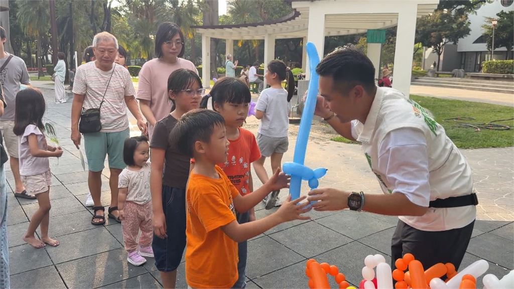 「氣球哥哥」選議員　陳信秀送「盾牌氣球」給沈伯洋