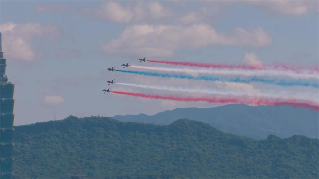 快新聞/藍、白、紅滑過天空!國慶壓軸登場 雷虎勇鷹機隊噴彩煙飛越總統府