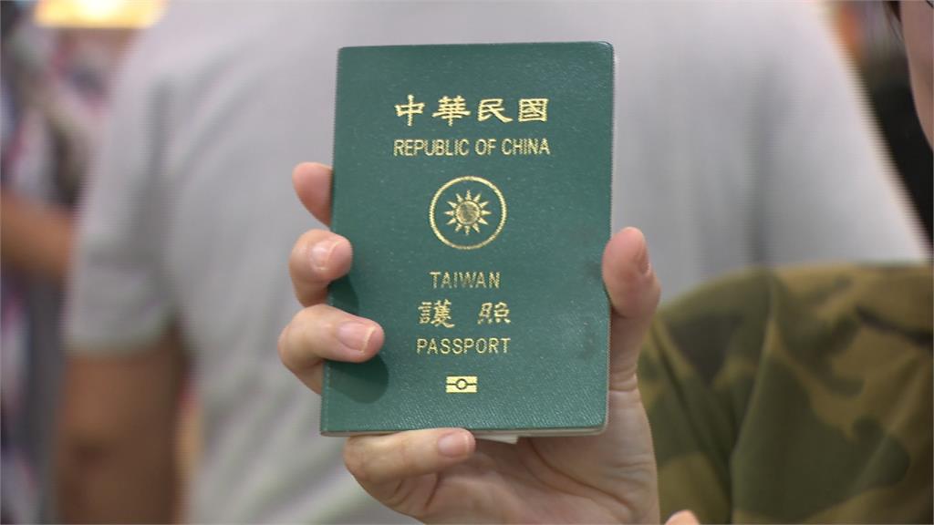 中國小弟猛盯台灣護照問「為什麼是綠色？」　媽神回這句嗨翻全網