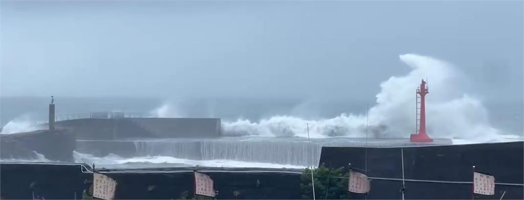 凱米逼近!大溪漁港海水湧進路面 當地餐廳業者照常營業