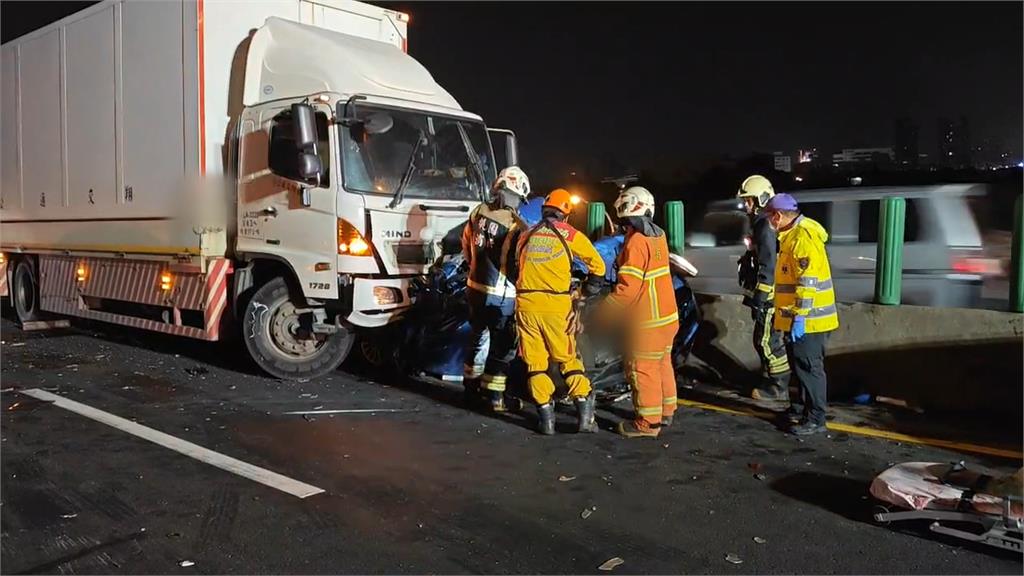 大貨車未注意前車車禍 平鎮台66快速道路 6車連環車禍 釀1死4傷