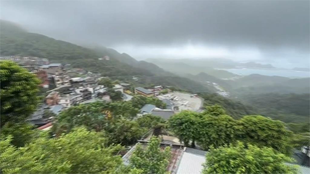 巴威來襲！　北台灣停班課＂白天風雨小＂　遊客照玩不誤
