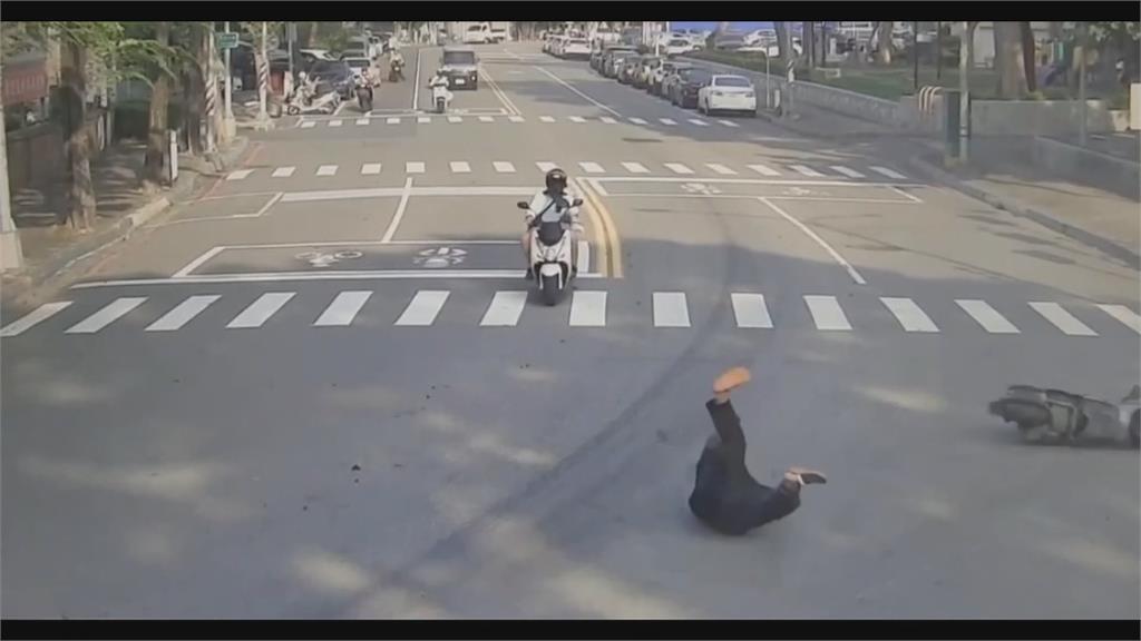 高雄貨車漏油「5分鐘害4車自摔」 警掌握涉案車輛依肇逃偵辦