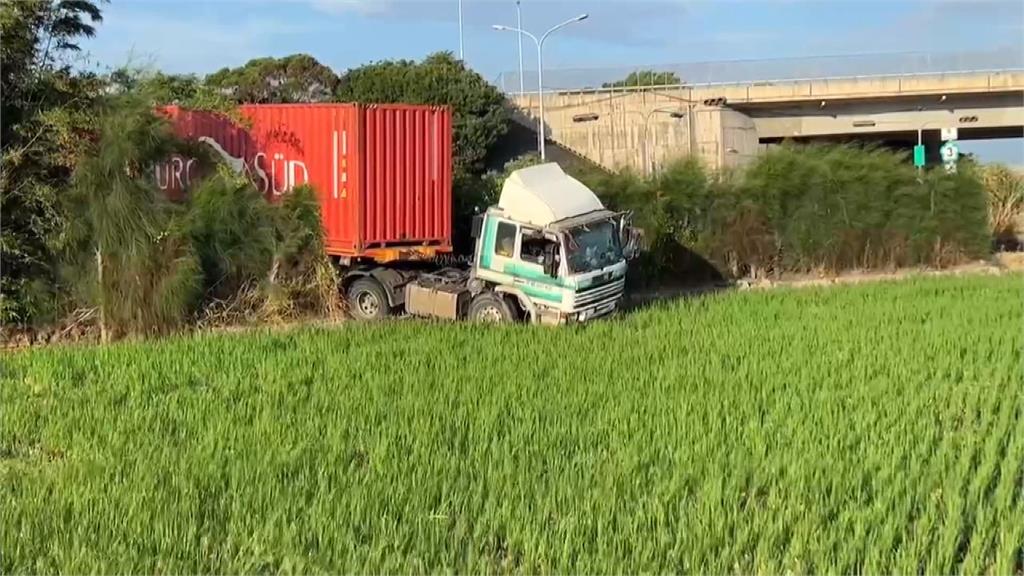 曳引車下國3竹南交流道衝進田裡! 對向車輛險遭波及