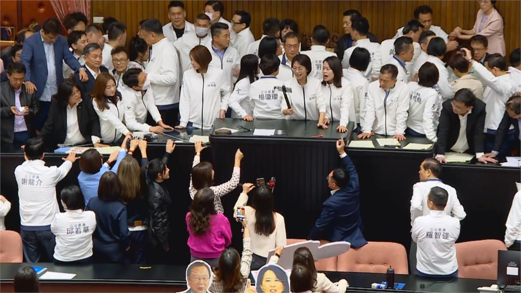 快新聞/朝野爆肢體衝突! 國民黨突襲審選罷法、反對運動部成立