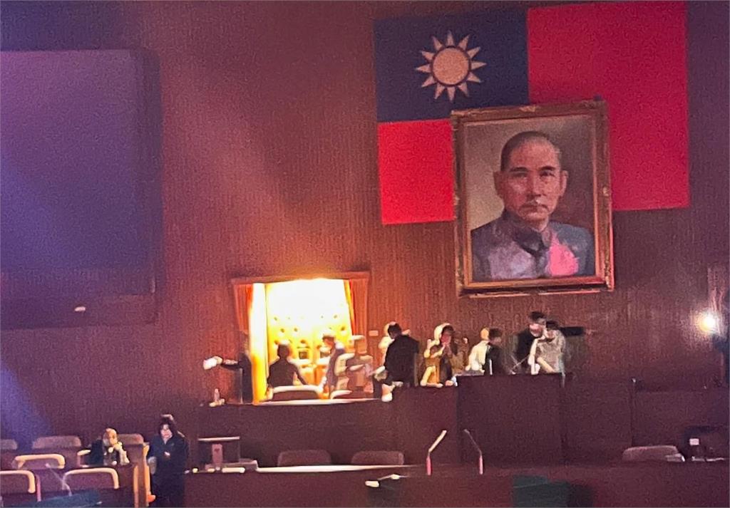 民進黨攻佔立院主席台!朱立倫「發聲明譴責」深藍支持者搖頭嘆:要檢討