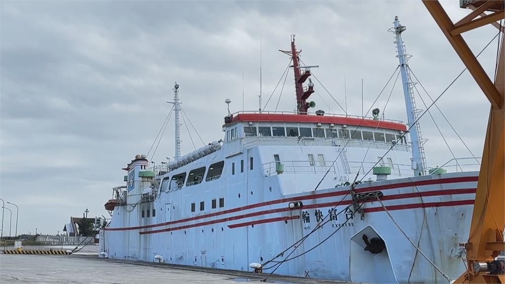 蘇花中斷「航港局調派快輪」　軍艦也出動！花蓮港擠滿車輛畫面曝