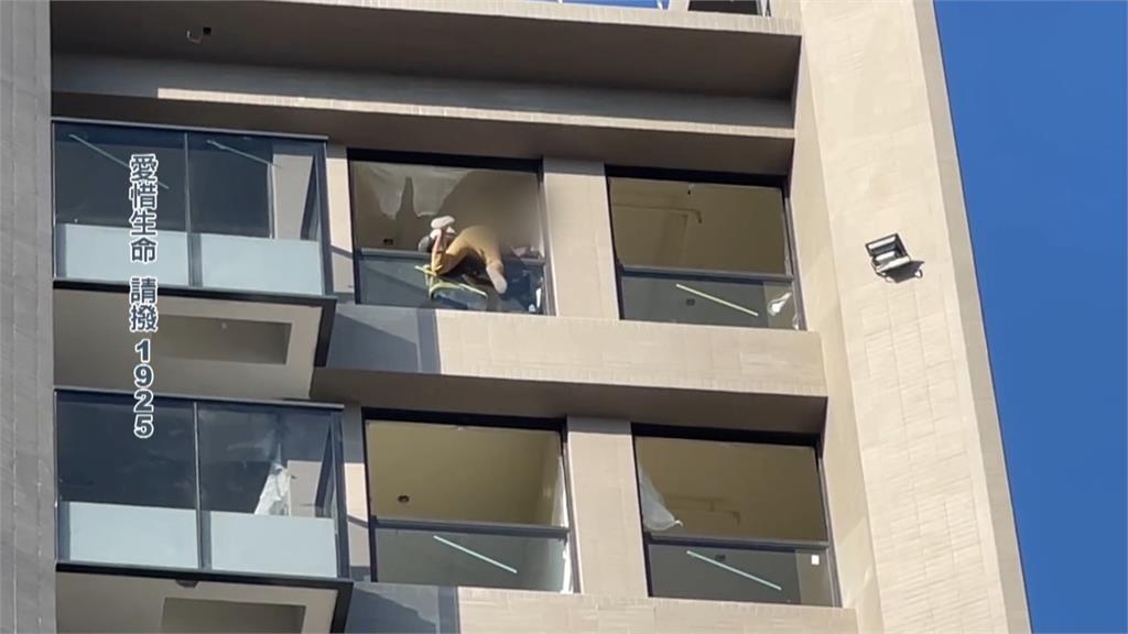 驚魂記!南投婦闖未完工建案 坐14樓陽台外緣、警消趁隙拉回救人