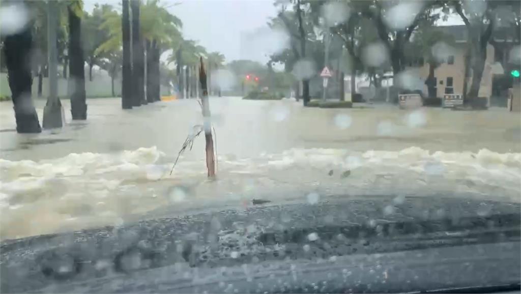 快新聞/高雄馬路變河流!轎車開一半拋錨還進水 車主急喊:阿彌陀佛