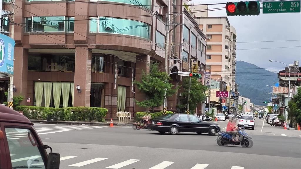 男子被保鮮膜捆綁鋼管上 站車頂遊街 生日慶生玩過頭 恐觸法