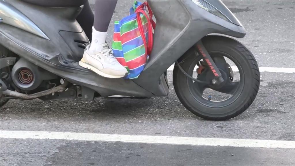 母湯啦!阿公騎車載孫 竟躺菜藍裡放腳踏墊上