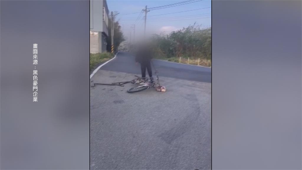 男失控朝街頭路人大小聲 持器械猛砸地面嚇壞民眾