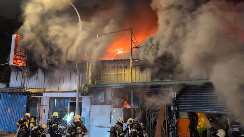 最新／快戴口罩！北市倉庫起火駭人畫面曝光　環保局提醒「這2區」受濃煙影響