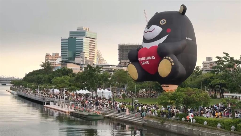 高雄「愛‧月熱氣球」移師愛河畔舉辦　湧入民眾爭先拍照留念