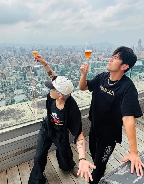 周杰倫驚喜合體GD!夢幻開趴照曝光 #-#粉絲暴動敲碗「兩位天王合作」