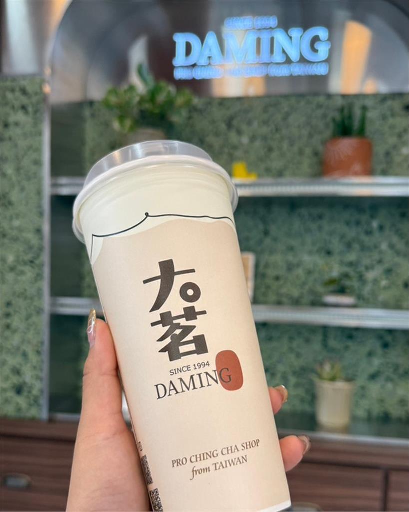 快新聞／手搖喝到蟑螂卵！店員撇清「下秒捏爆噴汁」超噁　知名業者道歉了