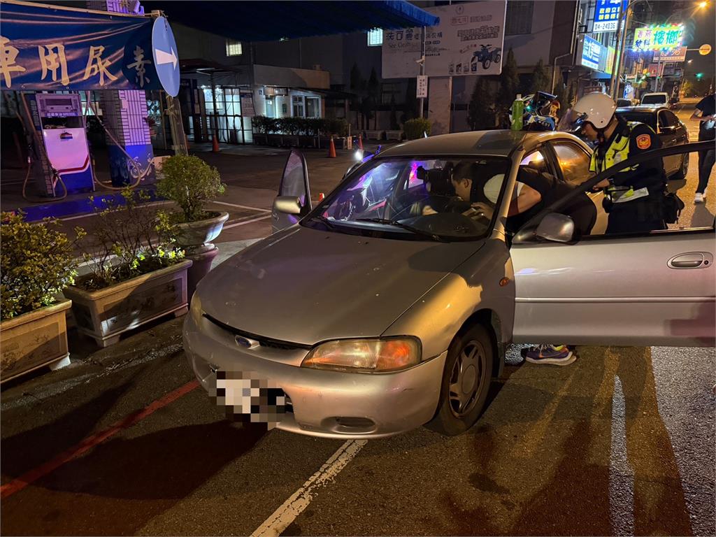 高血壓發作!台中駕駛逆向亂開 熱心民眾擋車阻「撞」況