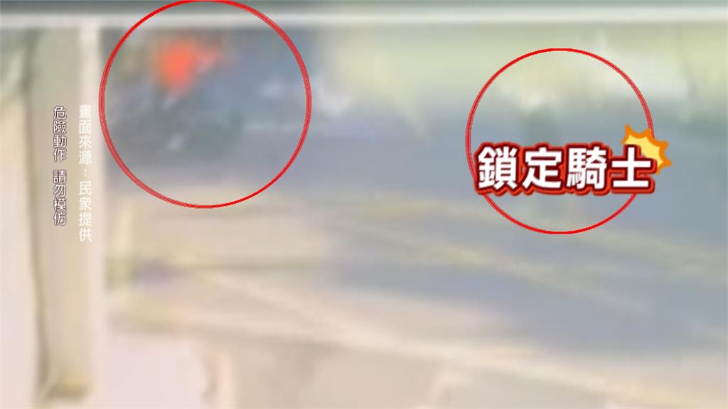 恐怖! 新北6旬婦"大街持雙刀揮砍" 警到場壓制送醫