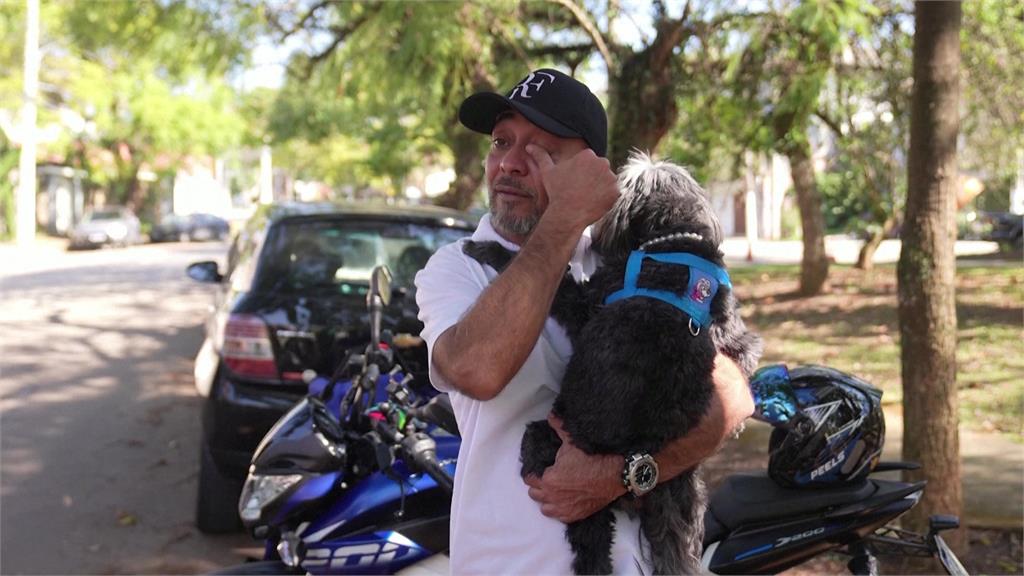 巴西男騎車載狗「發狗糧」9年　15萬粉絲感動霸氣捐700公斤