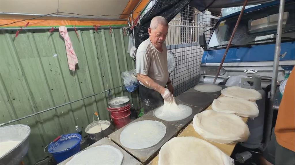 三天兩夜不打烊！ 嘉義朴子春捲皮老店民眾冒雨排隊