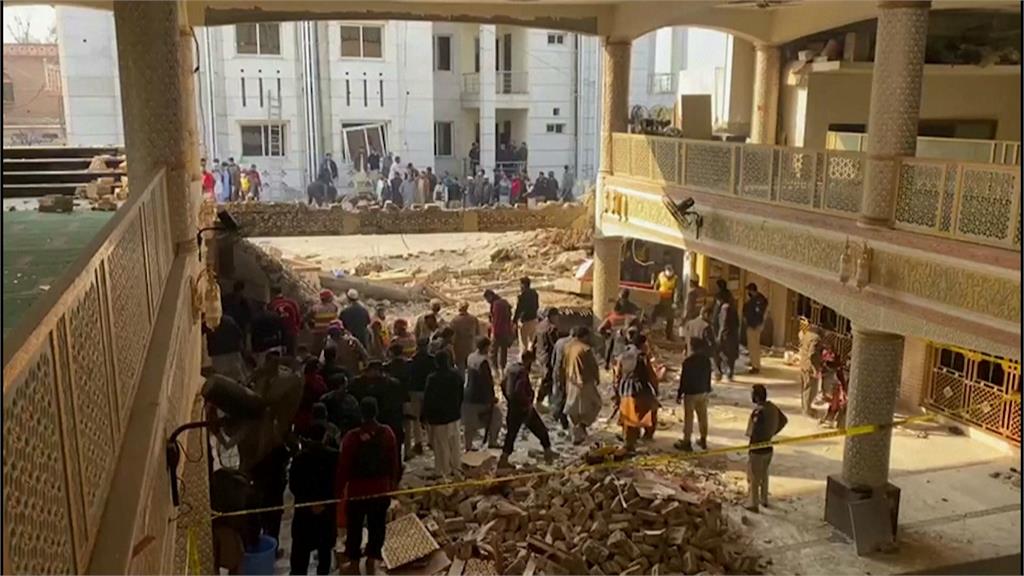 炸彈客恐怖攻擊！巴基斯坦清真寺爆炸　死亡人數破百「97人是警察」