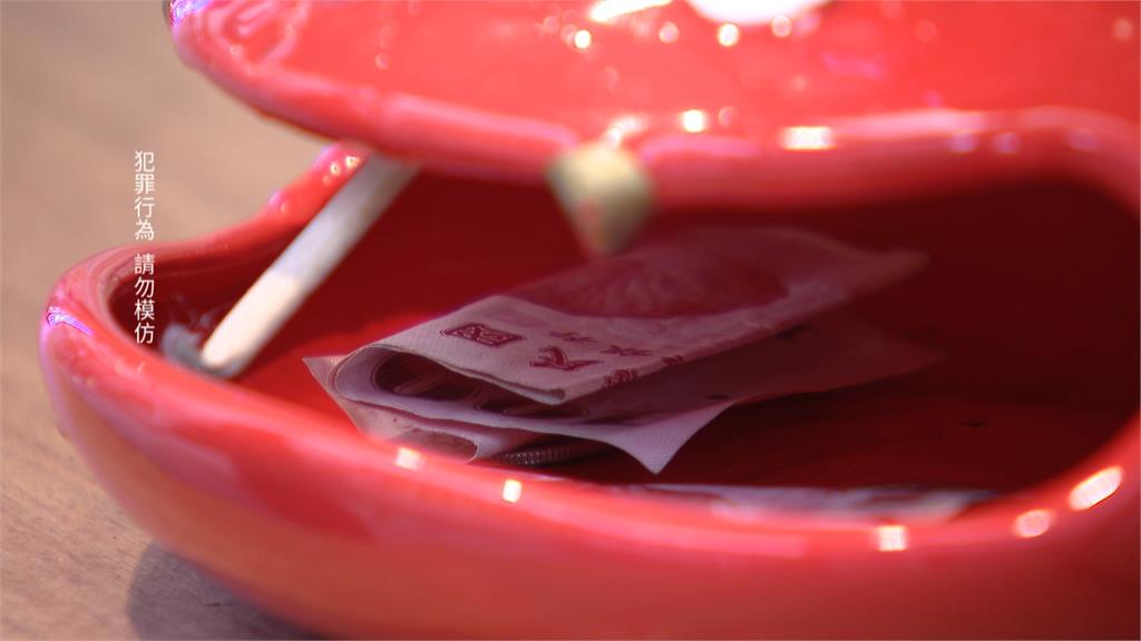 非首次「光顧」！　男伸手偷小費箱現金