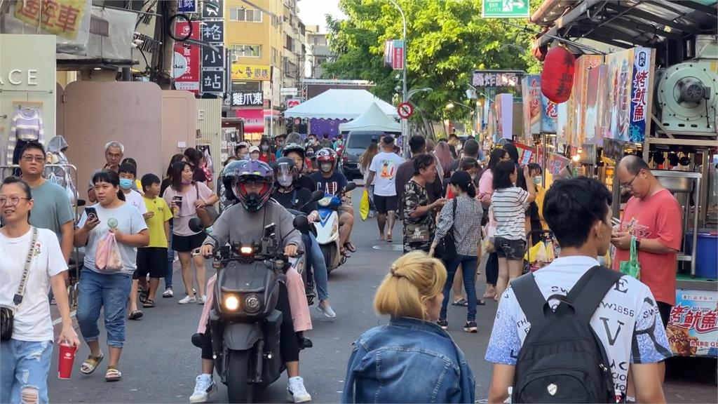 逢甲夜市驚見眼鏡蛇!店家關門「熬夜抗戰12小時」靠1神物終於抓到