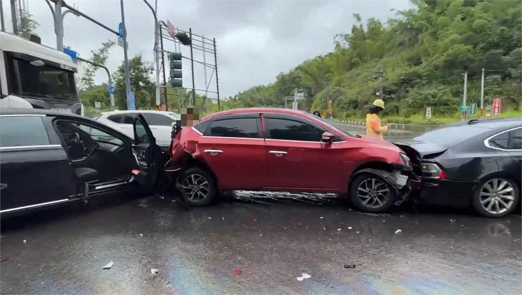 快新聞／路面濕滑！台84大貨車雨中「煞不住」撞4車　等紅燈慘成夾心餅「車頭全爛」