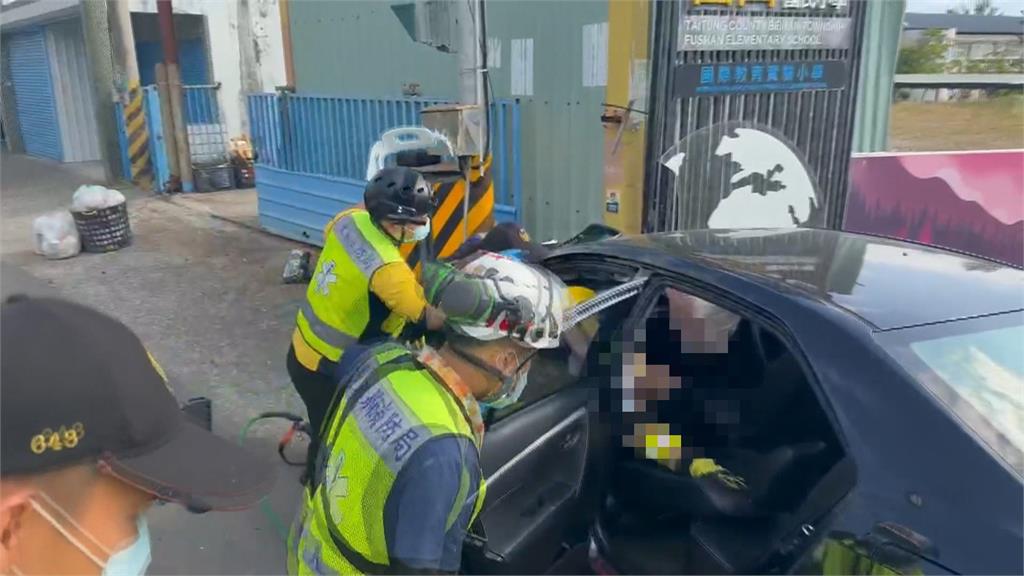 民眾家門口整理垃圾險遭撞　台東女駕駛暴衝一度受困