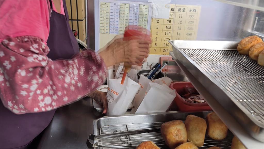 獨/台中人水煎包「加醬方式」 北部遊客看傻眼直搖頭