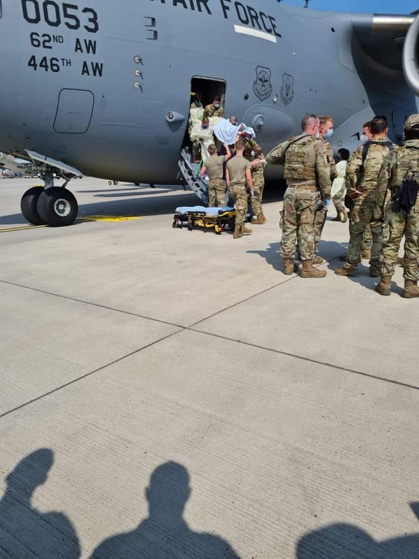 美軍C-17誕下新生命！阿富汗孕婦撤離「併發症發作」機長神救援