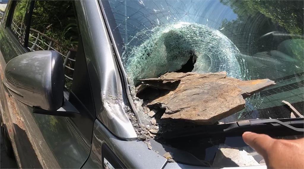 快新聞／嚇瘋！台東落石砸車「擋風玻璃破大洞」　女駕駛：原以為是猴子跳動