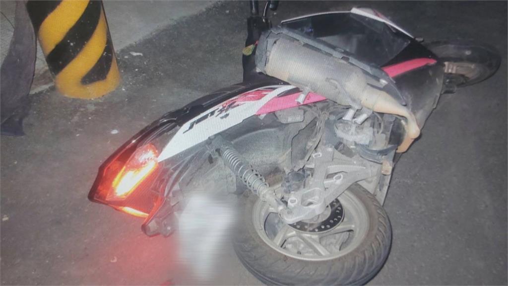 疑搶快跨雙黃線！　小貨車衝撞機車"現場車殼四散"