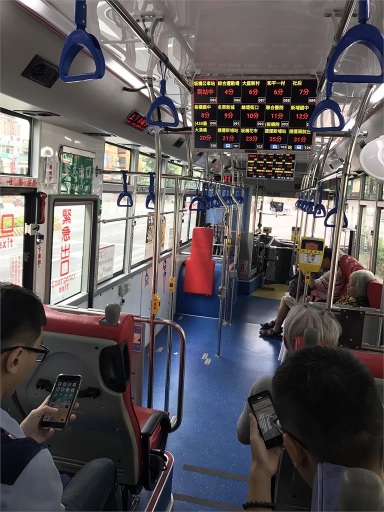 不怕坐過站!她見公車「1隱藏功能」網全跪:台灣真的不要給我太進步