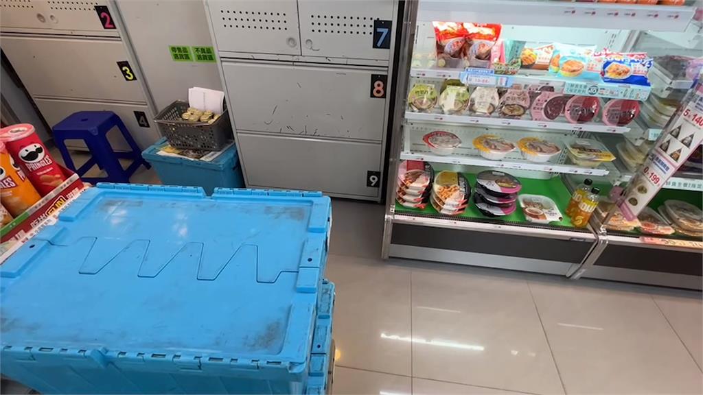 電動代步車進超商「直直撞」! 老翁撞倒整排飲料 店員超傻眼